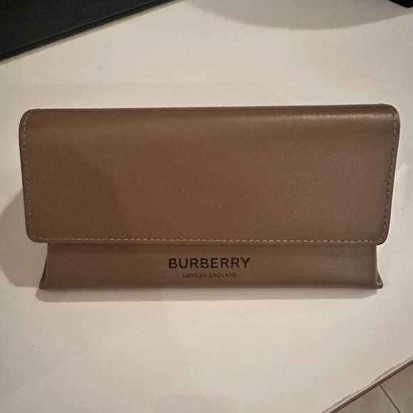 BURBERRY Sunglasses Matte Black NWT full inclusion - Picture 5 of 7
